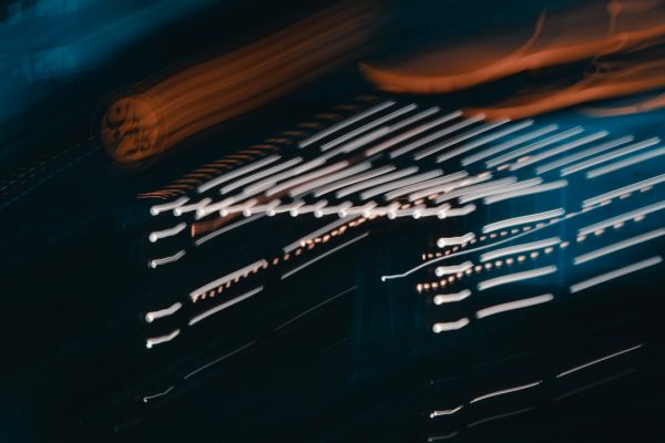 Colas: el arte de esperar con inteligencia (o cómo la paciencia salvó internet)