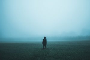 Diseñar en la niebla: por qué la IA no adivina el futuro (y tú tampoco deberías fingir que sí)